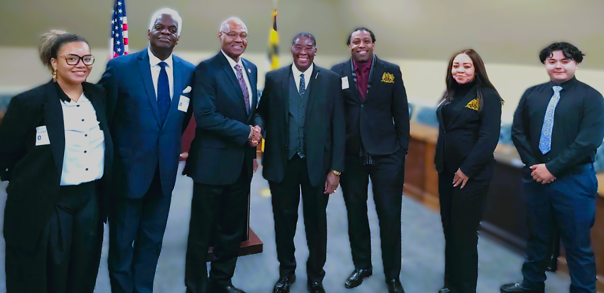 Delegate Darrell Odom with community members at a State House presentation